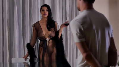 Slut Kira Queen het haar buurman vir tee genooi en hom op die etenstafel genaai